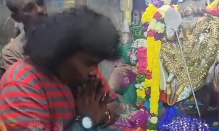 Actor Yogibabu Samy Darshanam at Tiruthani Murugan Temple