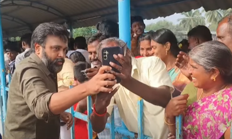 Darshanam of actor Sasikumar Samy at Pilliyarpatti temple; Devotees enjoying taking selfies